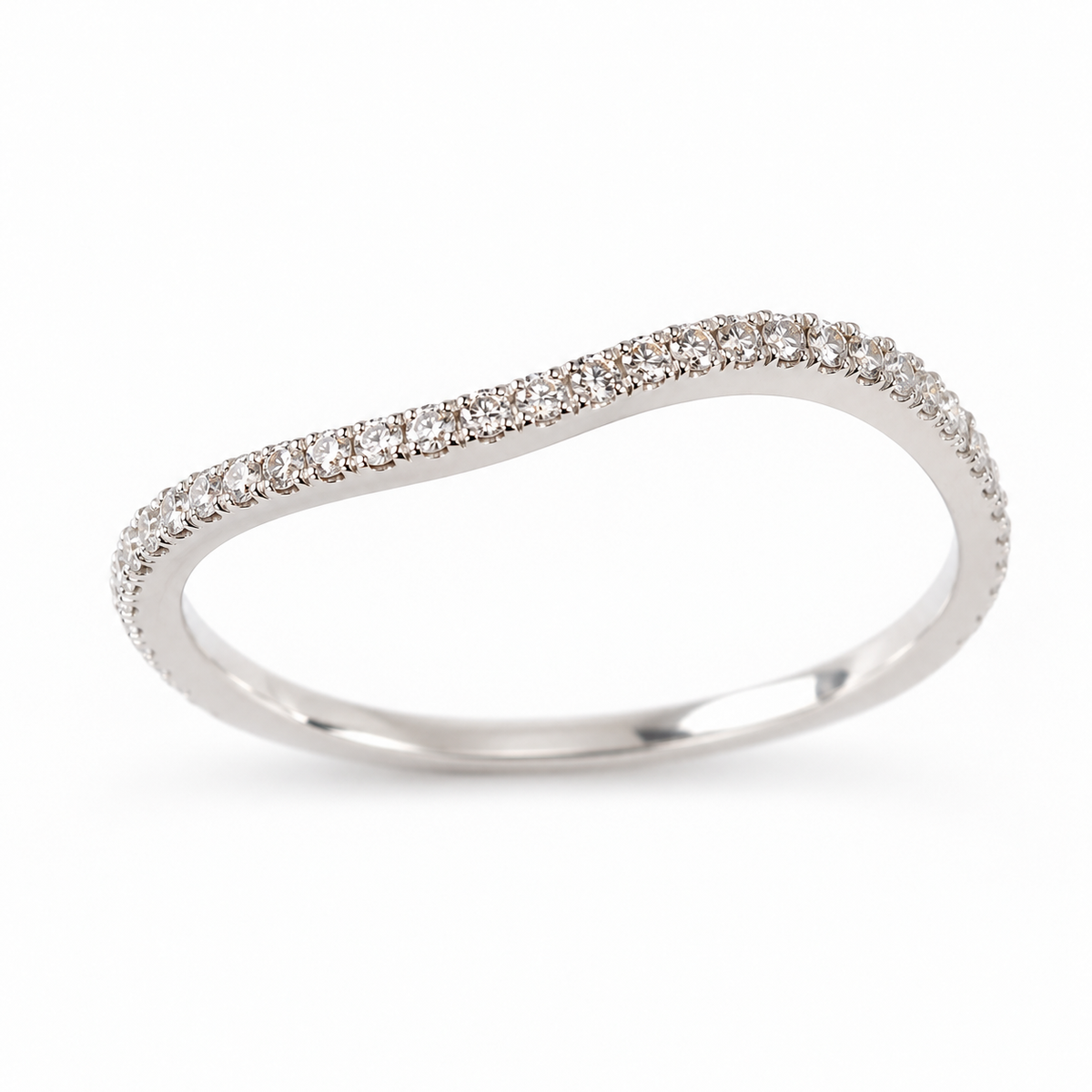 Anillo de oro blanco de 18 quilates con hilera de diamantes Lissé | Mua Mua Jewels