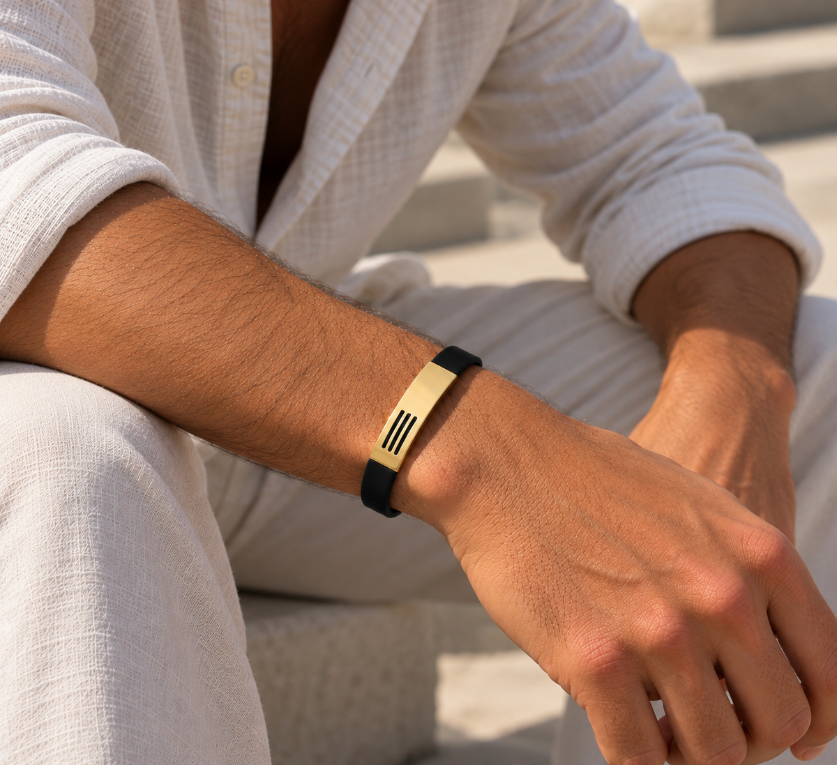 Pulsera Bold de caucho negro y oro de primera ley, otra vista | Mua Mua Jewels