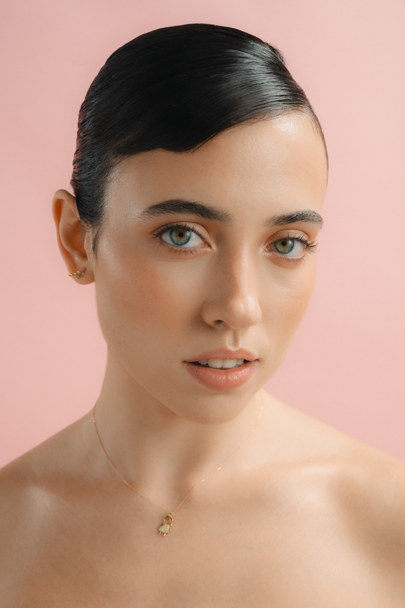 Colgante letra de oro de primera ley Girl. Cadena no incluida