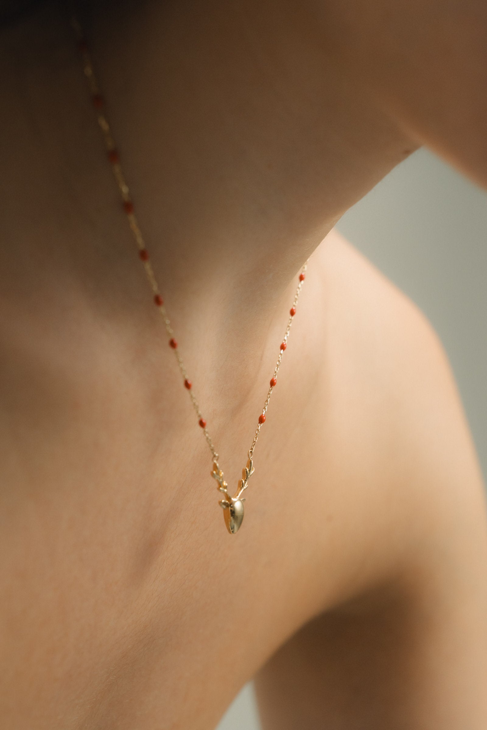 Collar de Oro con esmalte Reno