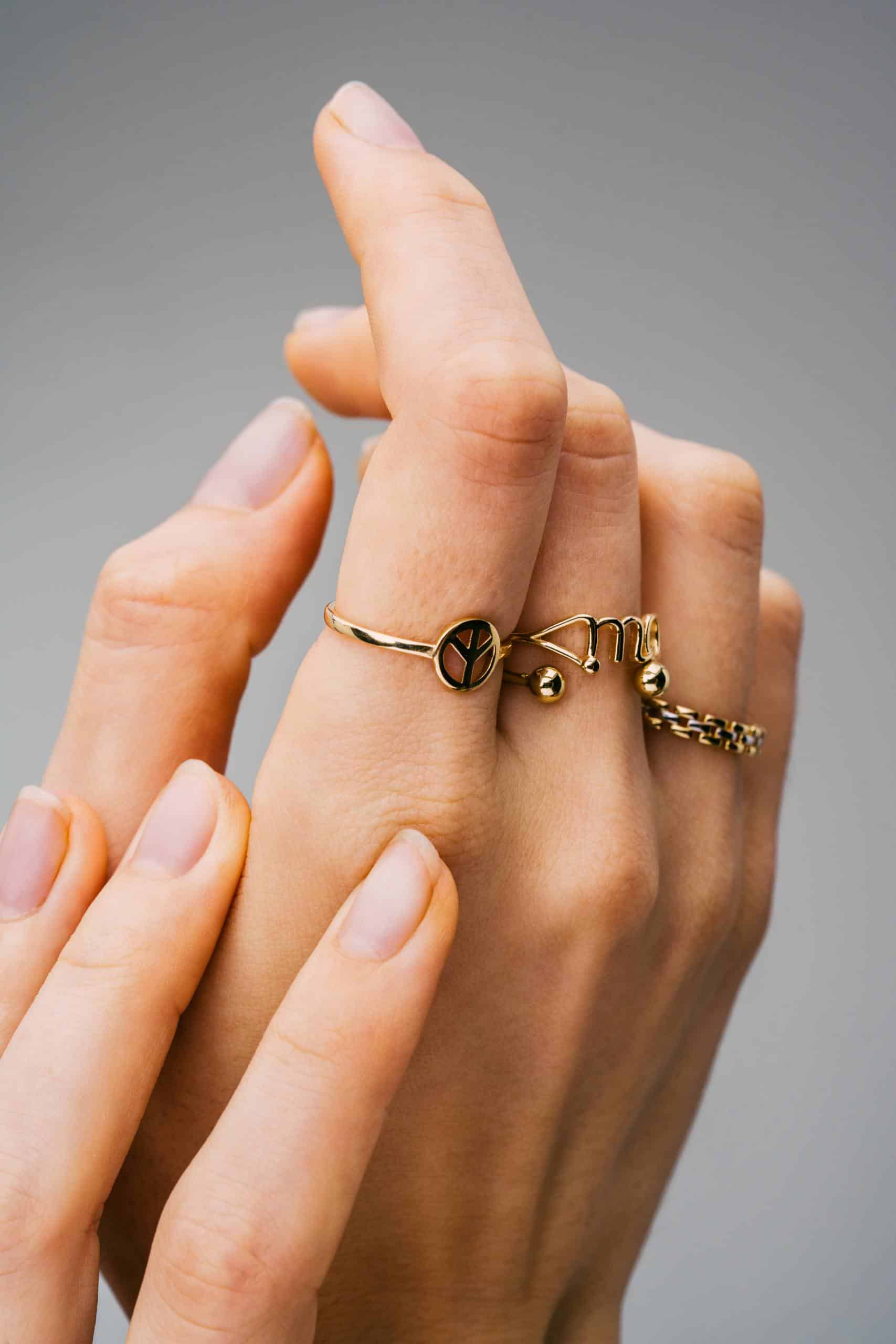 Anillos de oro con piedras en la mano | Mua Mua Jewels