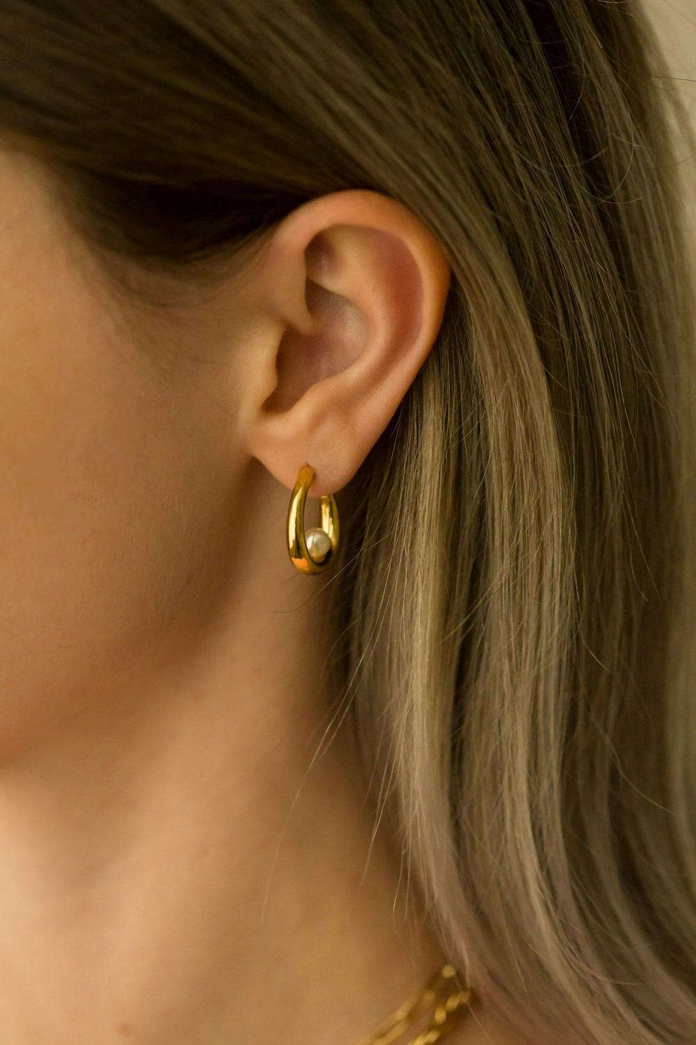 Aro de oro en la oreja
