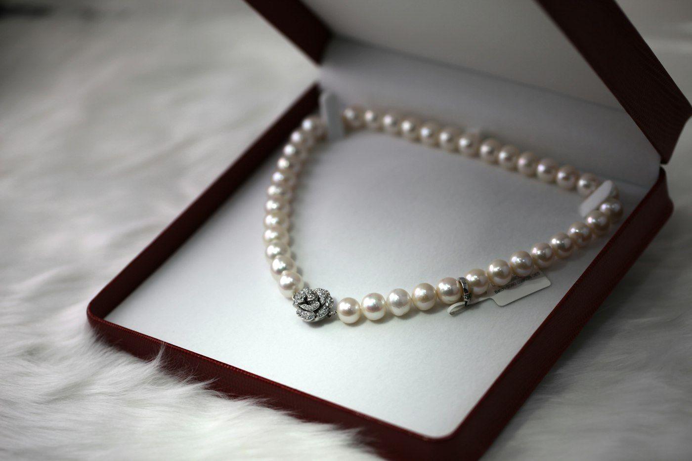 Collar de perlas en su estuche de regalo
