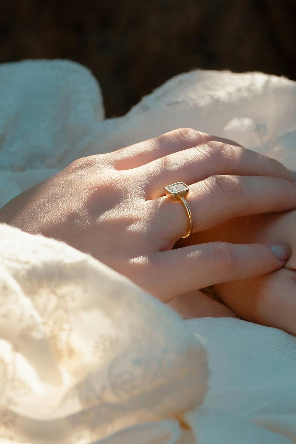 Mano con anillo de oro y piedra