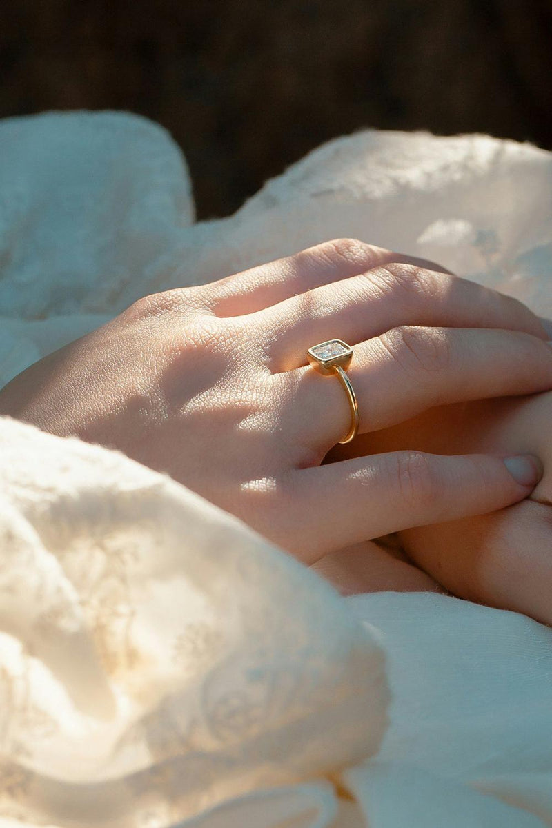 Mano con anillo de oro y piedra