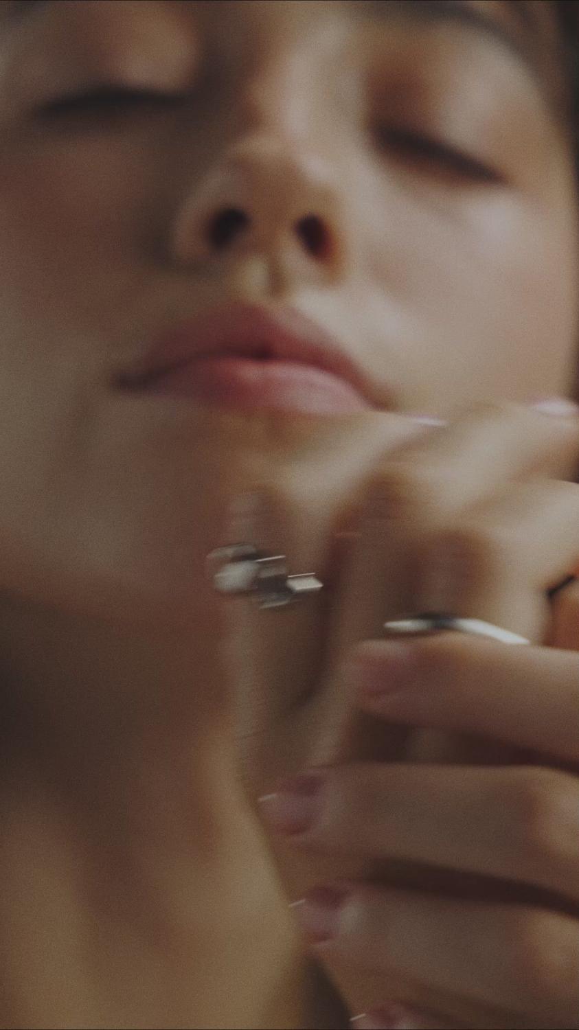 Mujer con anillos de oro Mua Mua