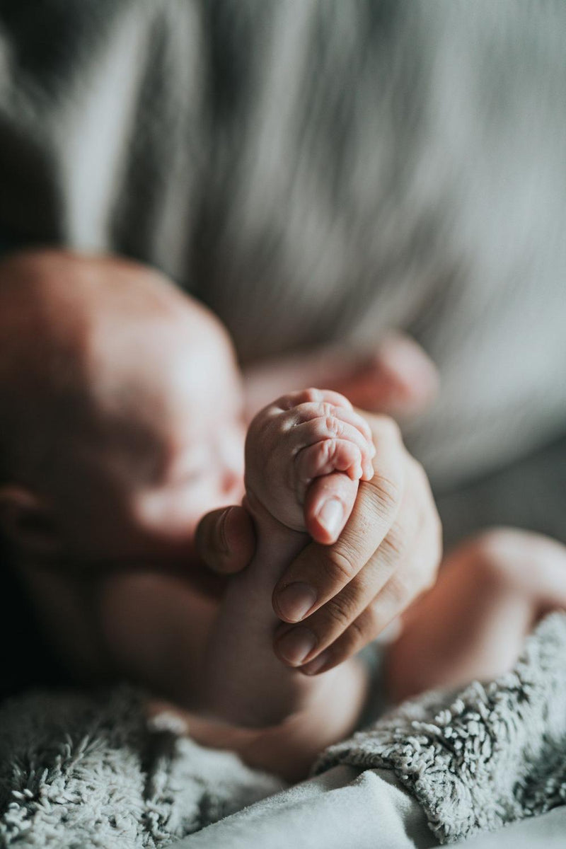 Recién nacida en brazos de su madre