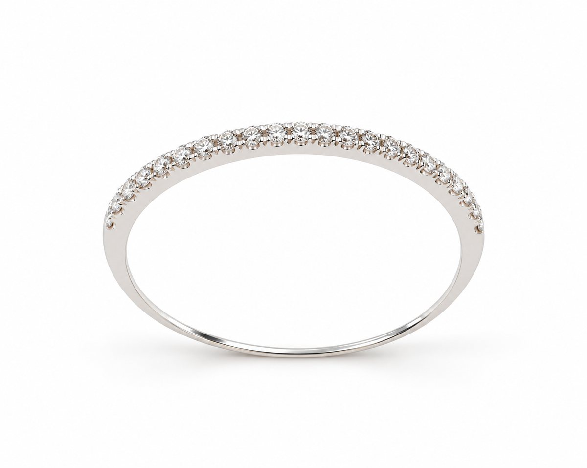 Media alianza de oro blanco de 18 quilates con diamantes Éclat | Mua Mua Jewels