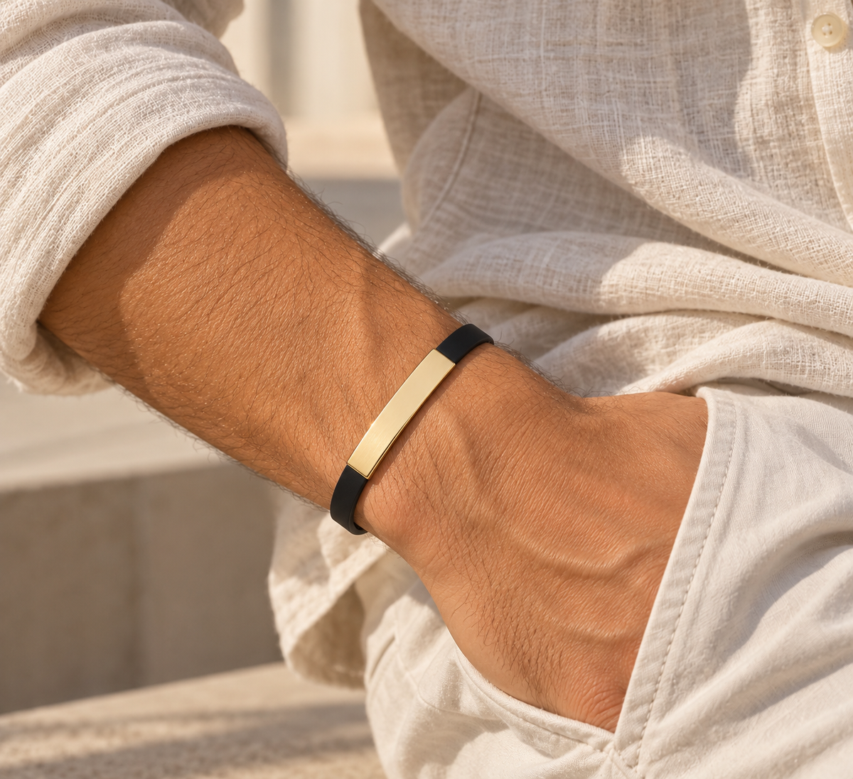 Pulsera Vértex de caucho negro y oro de primera ley, otra vista | Mua Mua Jewels