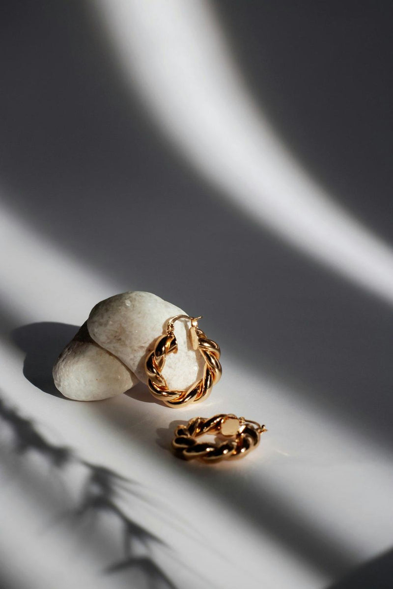 Pendientes de oro con luz y sombra
